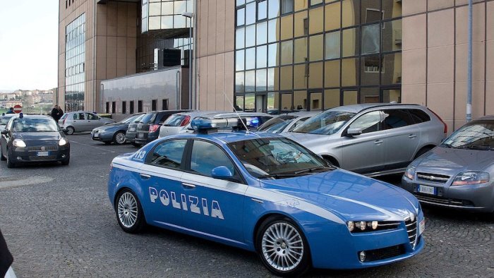 abbandona proiettili cartucce e polvere da sparo e scappa ricerche in corso