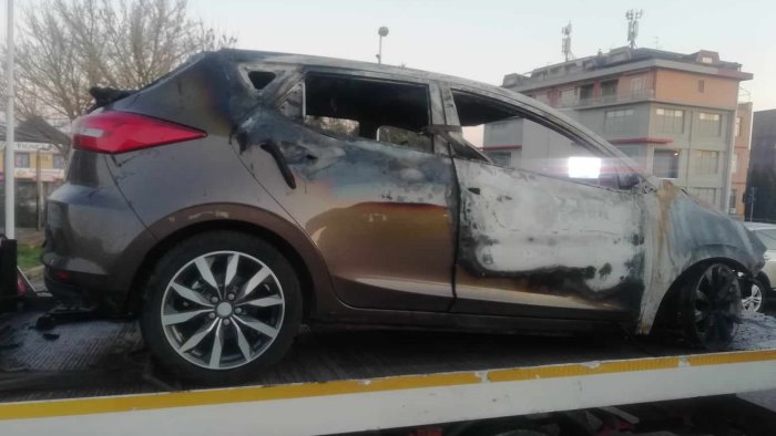 alba amara scopre la sua auto completamente divorata dal fuoco