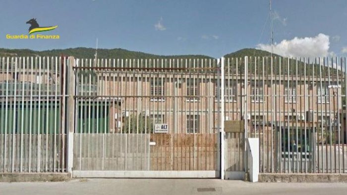 spaccio dentro e fuori al carcere di salerno 16 arresti c e anche un agente