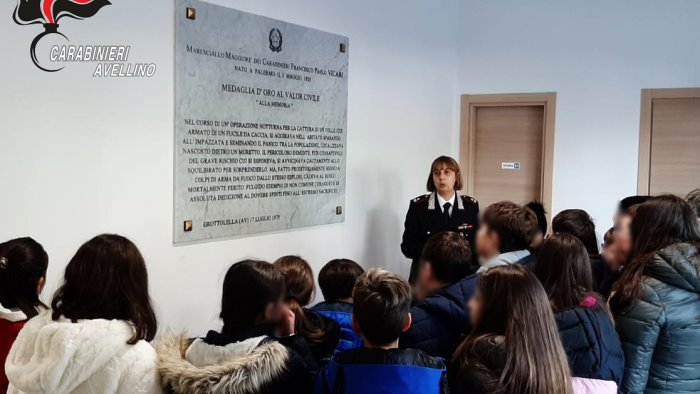 gli alunni dell istituto giulio lusi in visita alla compagnia dei carabinieri