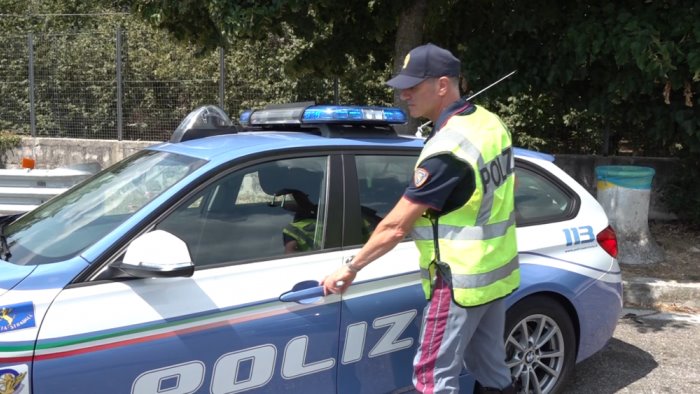 sfonda il cancello di casa con l automobile per aggredire la compagna arrestato