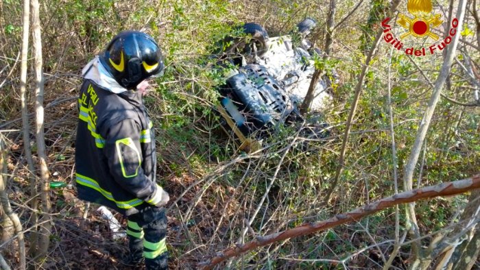 auto con madre e figlio si ribalta e vola nella scarpata paura a frigento