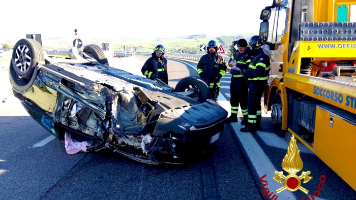 auto si ribalta in a16 vigili del fuoco e soccorsi sul posto a vallata