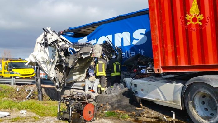 incidente frontale tra autotreni code sull ofantina feriti tra le lamiere