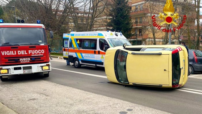 avellino auto sbanda e si ribalta ricoverata la conducente