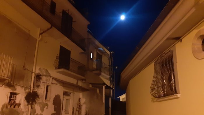 ariano via perciafango al buio non resta che affidarsi alla luna