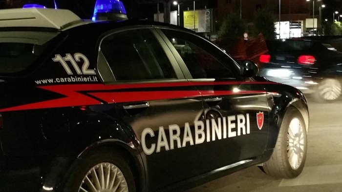 lo denuncia i carabinieri la portano a casa lui la insegue arrestato