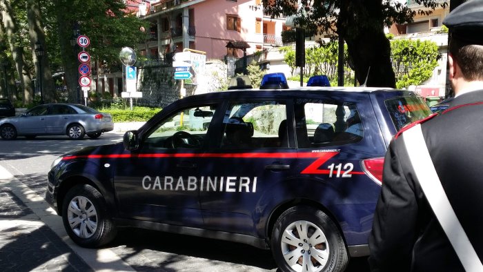 in preda all ira va al tabacchino e con un pugno rompe la vetrata denunciato