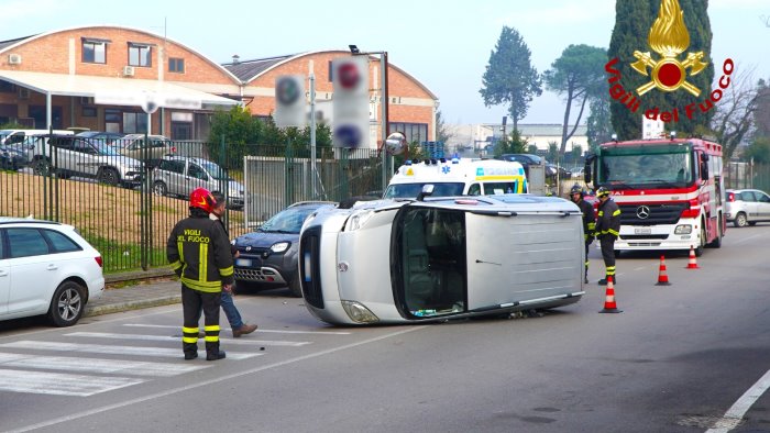 incidente a pianodardine tra due auto tre feriti in ospedale