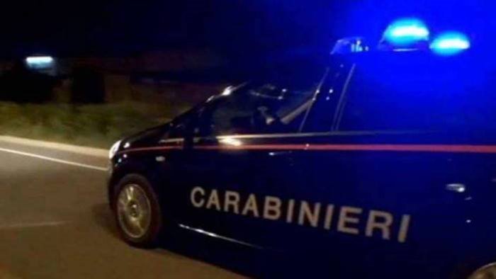 lite stradale a campagna estrae la pistola e lo minaccia arrestato