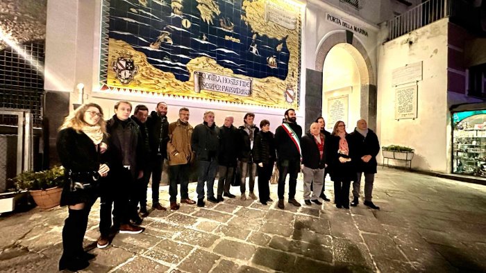 amalfi recupera il suo splendore il pannello maiolicato della porta della marina