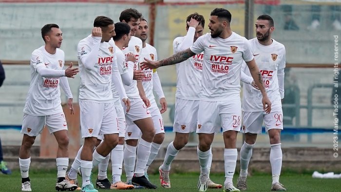 serie c rivivi la diretta di taranto benevento 2 2 pari ricco di gol