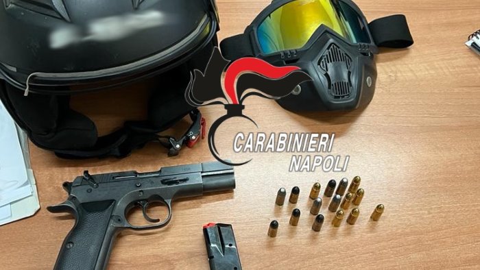 napoli pistola pronta all uso casco e maschera carabinieri arrestano 45enne