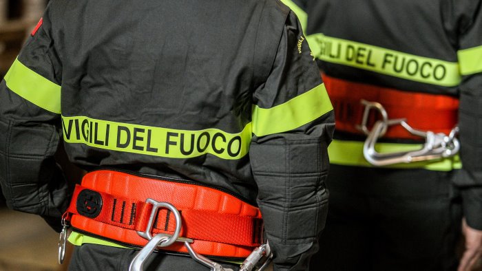 va a fuoco una fabbrica a mercato san severino sul posto i vigili del fuoco