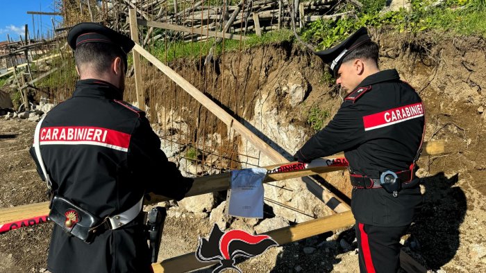 violazioni edilizie e ambientali stretta in costiera amalfitana 29 denunce