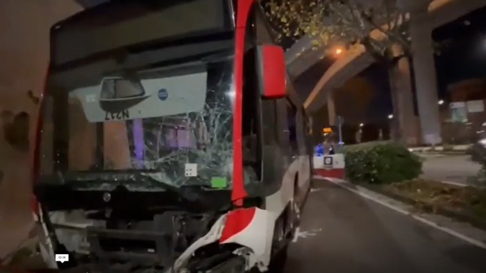 bus fuori strada a napoli sempre gravi le condizioni della 74enne ferita