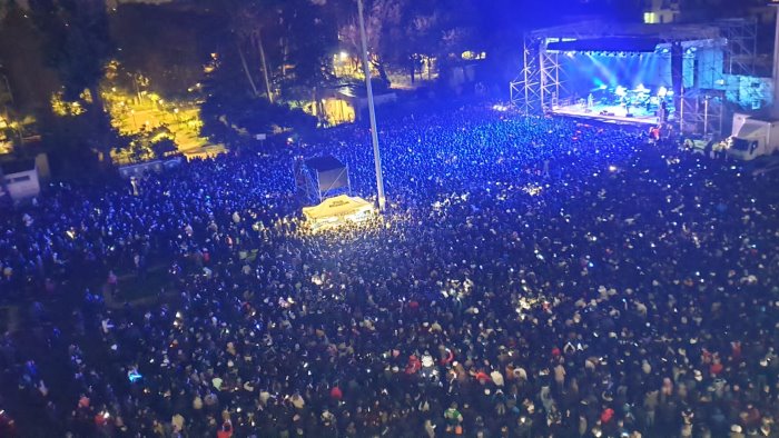 scafati oltre 20mila persone al concertone di inizio anno con clementino e luke