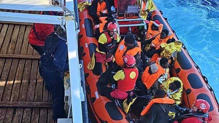 anno nuovo emergenze vecchie un altro sbarco di migranti verso salerno