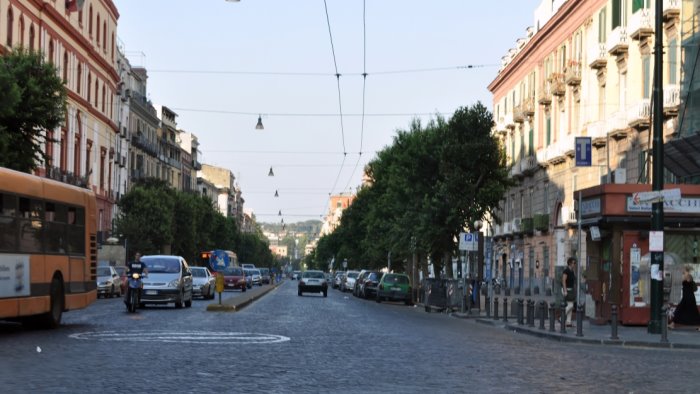 napoli un altro pedone travolto smart investe una donna in via foria e grave