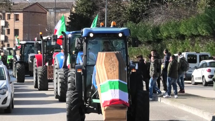 anche una bara alla protesta dei trattori l agricoltura sta morendo