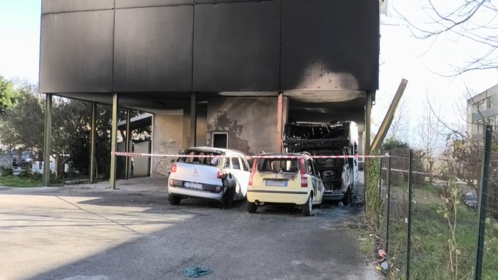 avellino incendio a rione parco si segue la pista dolosa