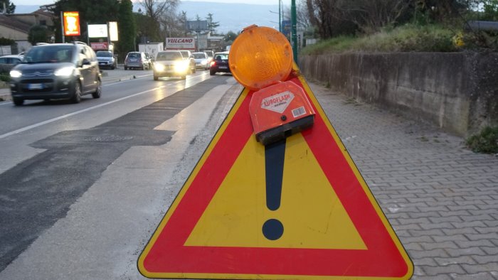 ariano strada dissestata lungo la statale 90 la braca incontra l impresa