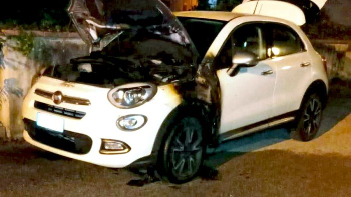 solofra auto in fiamme nella notte indagano i carabinieri