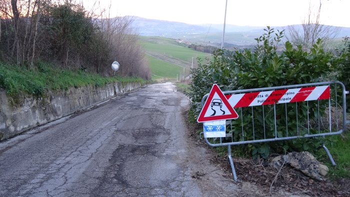 ariano strada ghiacciata a causa di una perdita di acqua che dura da mesi