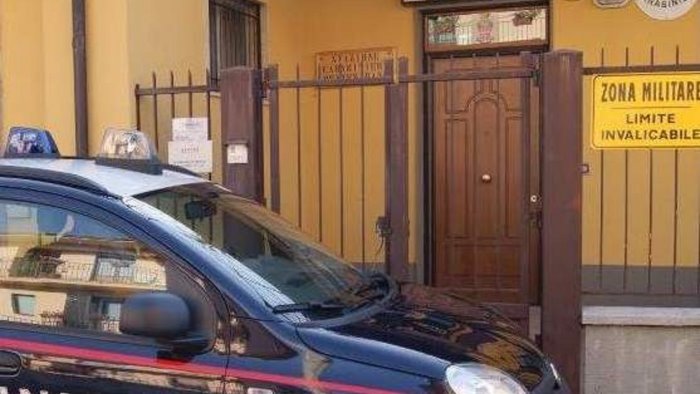 in preda all ira lancia bottiglie di vetro contro l ex compagna preso 46enne