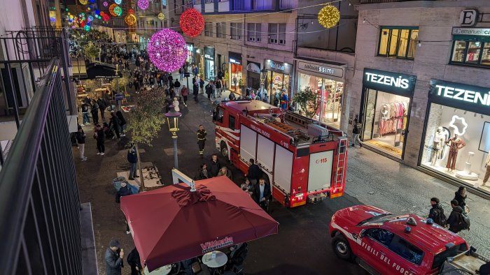 c e puzza di gas allarme sul corso di salerno arrivano i vigili del fuoco