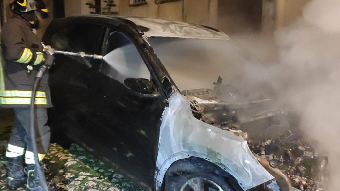 auto in fiamme nella notte a montesarchio