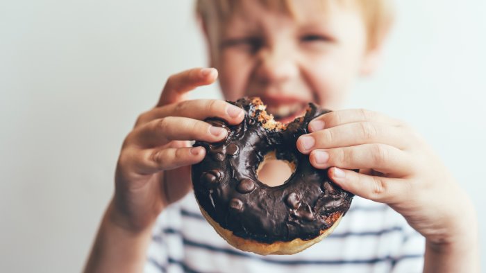 cibo spazzatura ha fatto aumentare allergie nei bimbi lo dice la federico ii