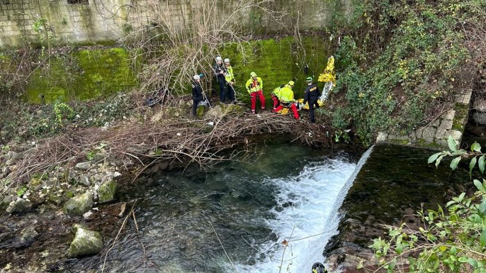 precipita da una finestra finisce nel fiume sele e muore tragedia a caposele