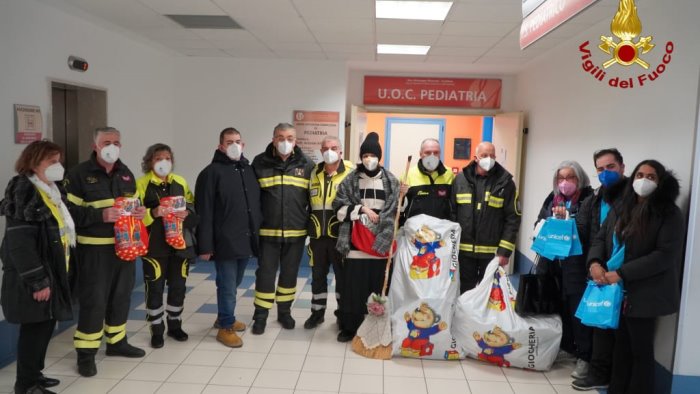 befana dei vigili del fuoco al moscati solidarieta in pediatria e breast unit