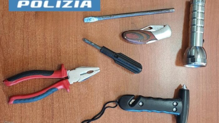 evade dai domiciliari e ruba in un esercizio commerciale arrestato