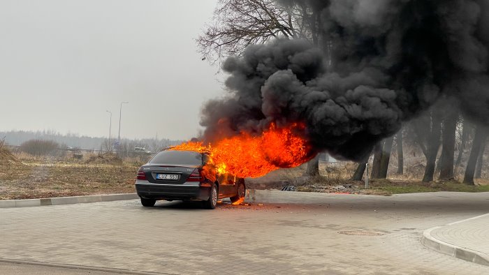 caserta trovato uomo morto carbonizzato in auto indagini in corso