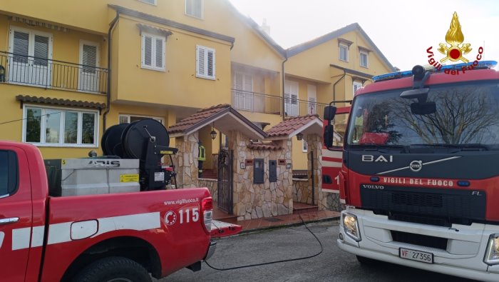 fiamme in una villetta di serino danni ingenti intervengono i vigili