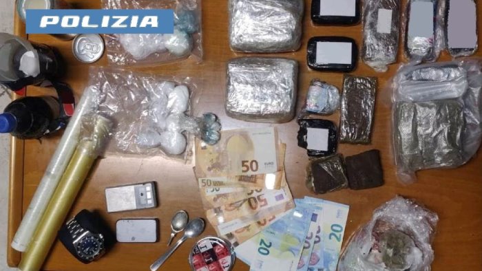 isola d ischia sorpreso con quasi 2 5 kg di droga arrestato