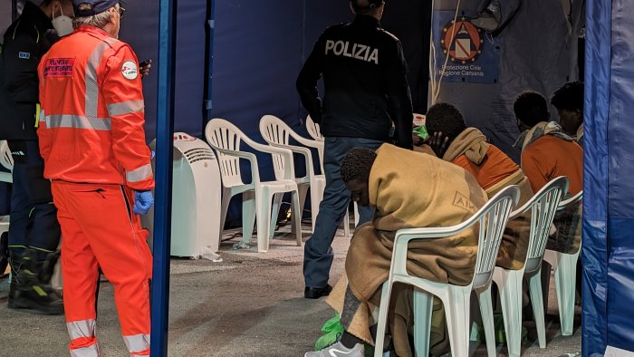 migranti sbarco della befana a salerno il primo a scendere un bimbo di 17 mesi