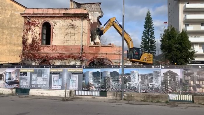 salerno demolita la palazzina dell ex pizzeria carminuccio a mariconda