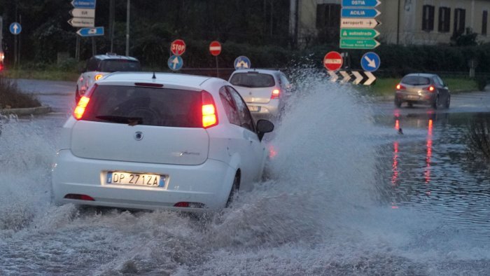 il maltempo chiude le feste allerta meteo gialla su tutta la campania