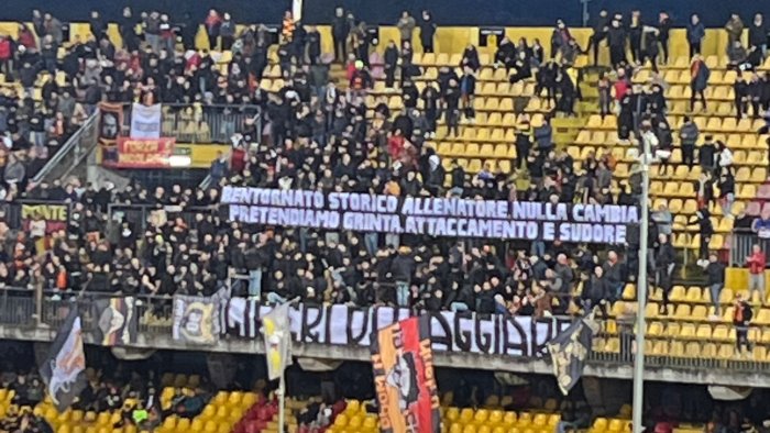 benevento striscione della sud per auteri bentornato storico allenatore