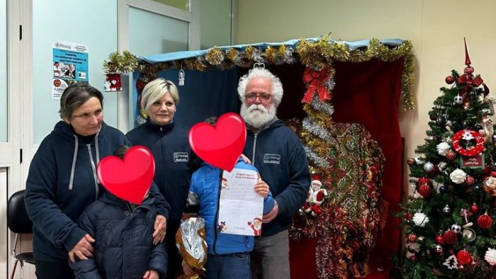 trono di babbo natale e della befana ad ariano premiate le letterine piu belle