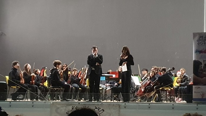 da scampia all eliseo di avellino l orchestra di musica libera tutti