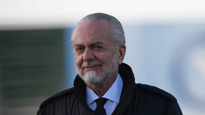 i tifosi contestano de laurentiis prova a rispondere con samardzic