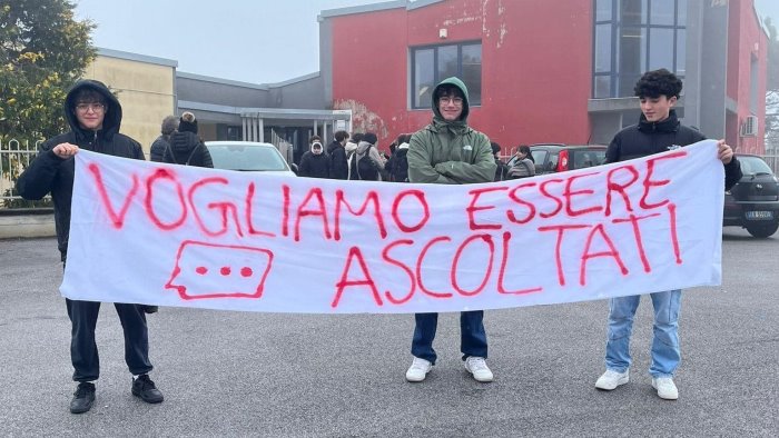 caposele studenti in sciopero contro l accorpamento e una decisione politica