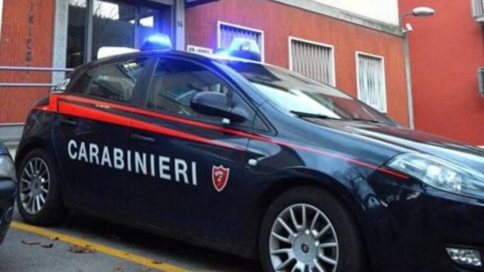 tormenta i genitori i carabinieri arrestano un 21enne