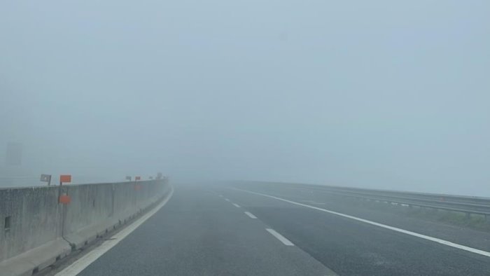 clima mite ma anche tanta nebbia chiusa per ore l autostrada a30