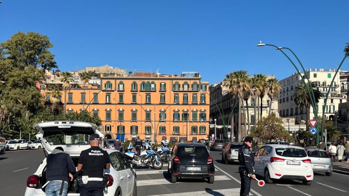 bottiglie di spumante birra e lanterne cinesi sequestri a raffica a napoli