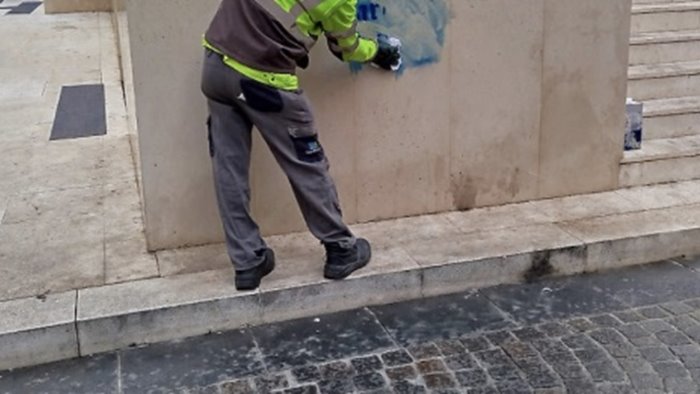 metro linea 6 a napoli rimosse scritte vandaliche